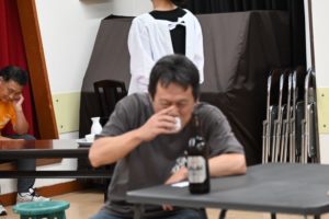 お酒を飲むみすきさん