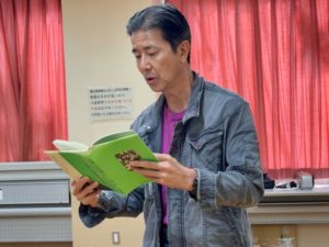 本を紹介する団長