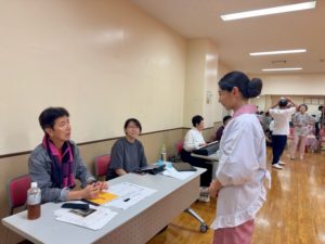 打ち合わせする団長、大塚さん、千秋ちゃん