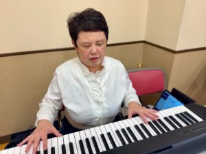 ピアノを弾くアマティー