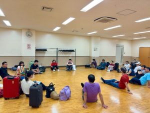 稽古終了後、車座になってお話し中のみんな。