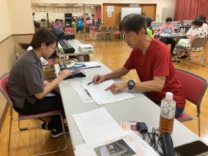 打ち合わせ中の団長と大塚さん