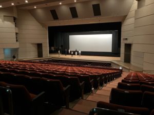 京都府中丹文化会館 広いホール。客席後方から。