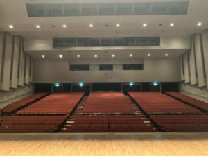 京都府中丹文化会館 広いホール。舞台上から客席を見た景色。