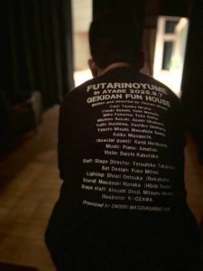 舞台袖、イクシーの後ろ姿。