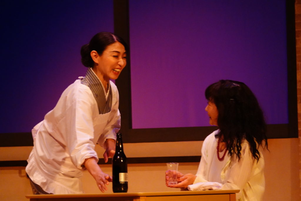 再会を喜び、ビールを出す惠津。微笑むゆかり