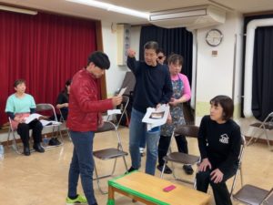 演出をつける団長