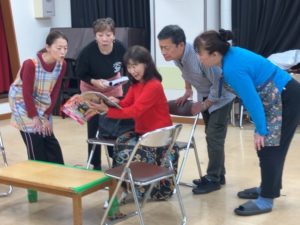 雑誌を見せるみっちゃん、 のぞき込むゆみさん、溝口さん、堀越さん、あざみさん