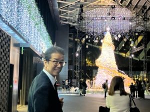 団長。写真を撮るゆみさん。