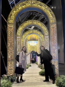 ゆみさん、千秋ちゃん。イルミネーションが綺麗なアーチの前で。