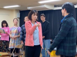 指を差し、口をすぼめた表情の美佳ちゃん。