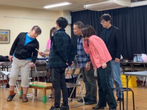 集まって何かを見ているみんな