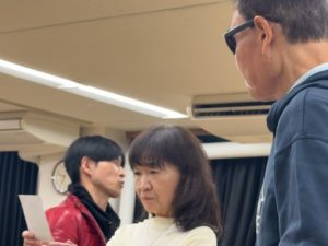 何かを見つめるみっちゃん、櫻井くん、小路さん