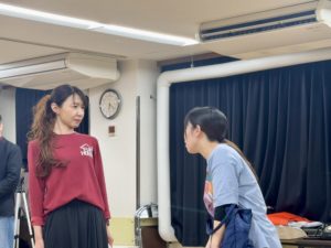 対峙する、里美役千秋ちゃんと蛍役ふみかちゃん