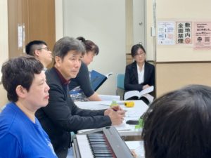 真剣なまなざしで稽古をみつめる団長