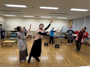 踊る、里美と旅館の人たち