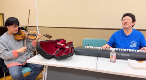 楽し気に音合わせするカブちゃんとアマティ