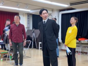 衣装もバッチリの刑事役櫻井君