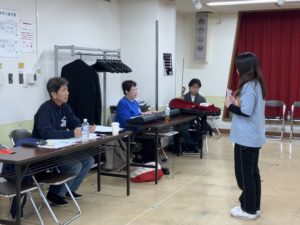 団長の演出を受ける蛍（ふみかちゃん）