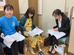 台本を手に打ち合わせする、みっちゃん、あやみさん、ふみかちゃん