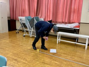 稽古前。バミル櫻井くん。