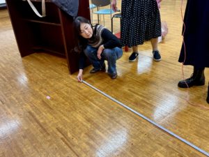 稽古前。メジャーで測るあやみさん