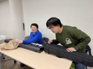 それぞれ楽器をセッティングするアマティとカブちゃん