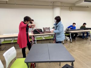 場みりをするメンバー