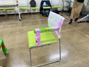 手作りの肘あてがついた椅子