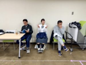 リラックスするメンバーたち