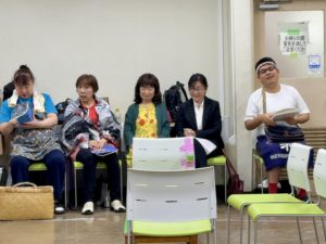 リラックスするメンバーたち