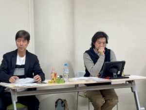 稽古をご覧になる音響の野中さんと団長