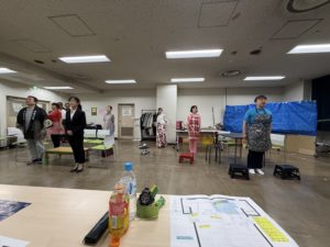 全員きおつけーで直立不動するシーン