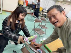 何やら工夫を凝らした道具を作るふみかちゃんと堀越さん