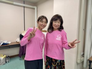 ピンクのふぁんハウスTシャツがお揃いだったみっちゃんと千秋ちゃんのダブル鈴木が笑顔でピース