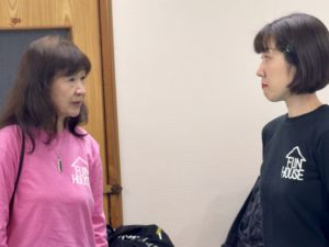 真剣な面持ちの役者たち