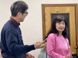 ダメ出しをする団長と真剣な面持ちの役者たち