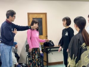 ダメ出しをする団長と真剣な面持ちの役者たち