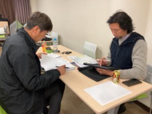 打ち合わせをする野中さんと団長