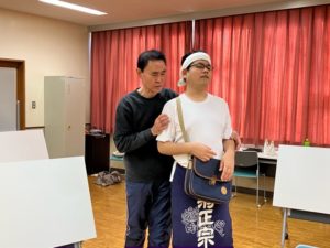 立ち位置を確認する小路さん、イクシー