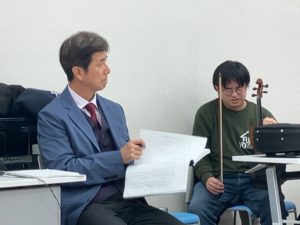 稽古を見つめる団長