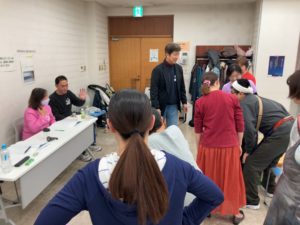 打合せをしながら稽古する団長と役者たち