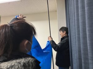 簡易早替え場を作る団長と女子たち