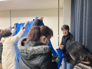 簡易早替え場を作る団長と女子たち