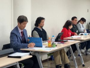 稽古をご覧になる音響の野中さん、音声ガイド操作の美鶴さん