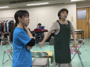 打合せをしながら稽古する役者たち