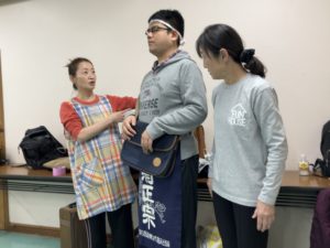 打合せをしながら稽古する役者たち