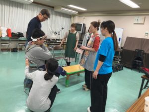 打合せをしながら稽古する団長と役者たち