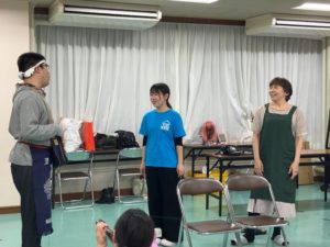 打合せをしながら稽古する役者たち