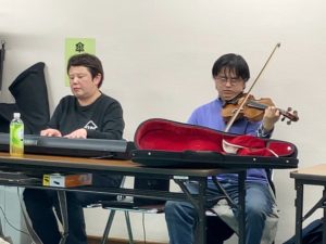 演奏するアマティとカブちゃん